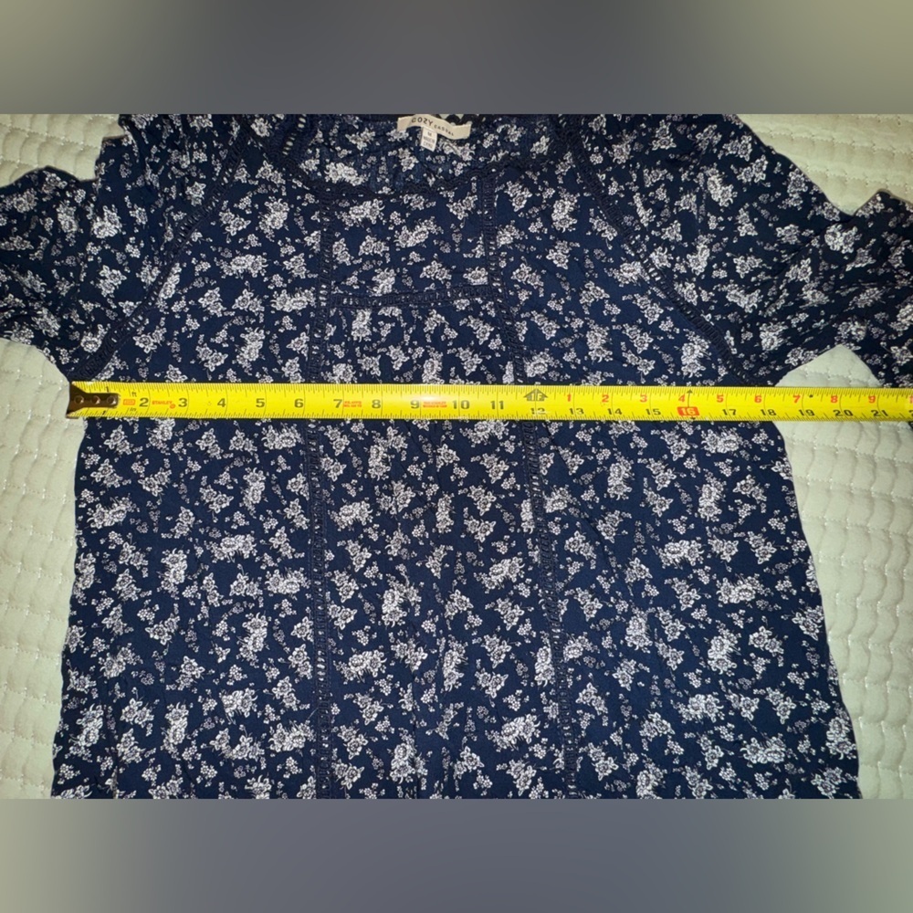 Cozy casual Floral Navy Women's Top with open detail. Size M. VGUC - Picture 5 of 10